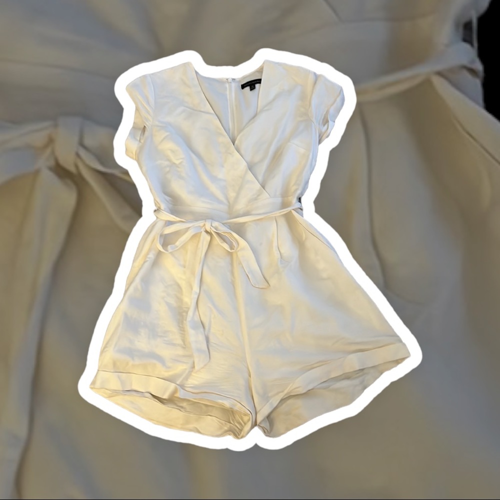 Banana Republic summer Romper with pockets and waist tie / zip back and liner